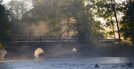 Baltak en morgon i september 2013 Dimma över vattnet vid bron i Baltak